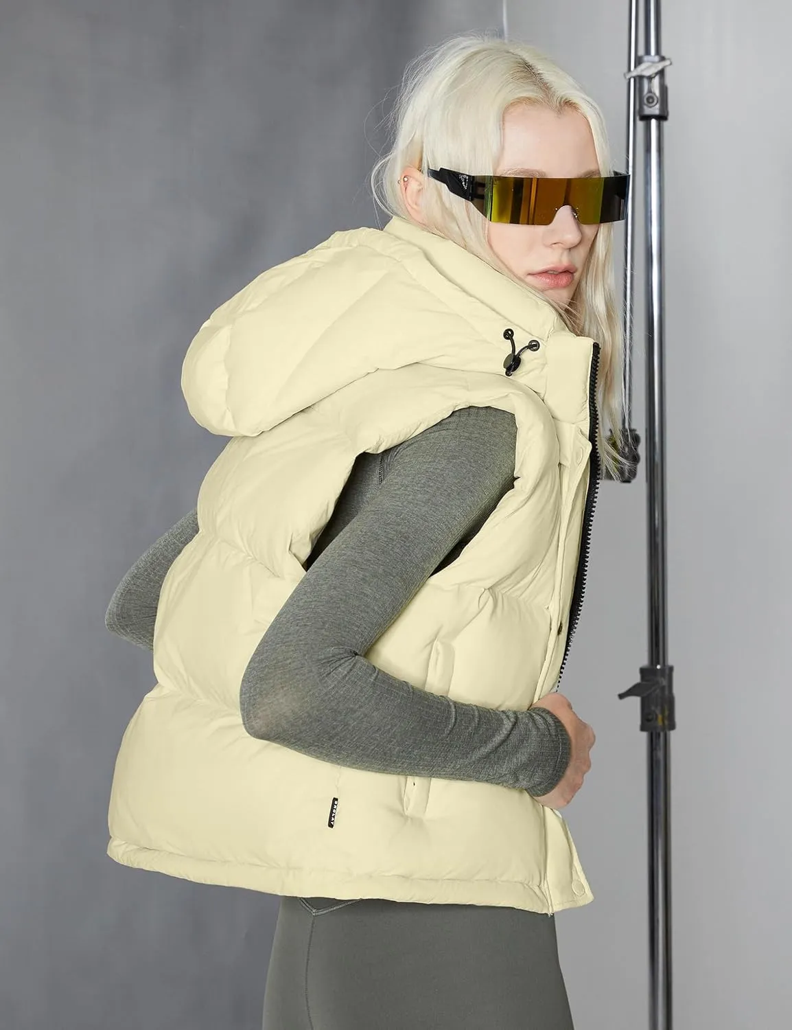 Orolay Women's Cropped Puffer Vest - Hooded Sleeveless Down Jacket Stand Collar Gilet with Pockets